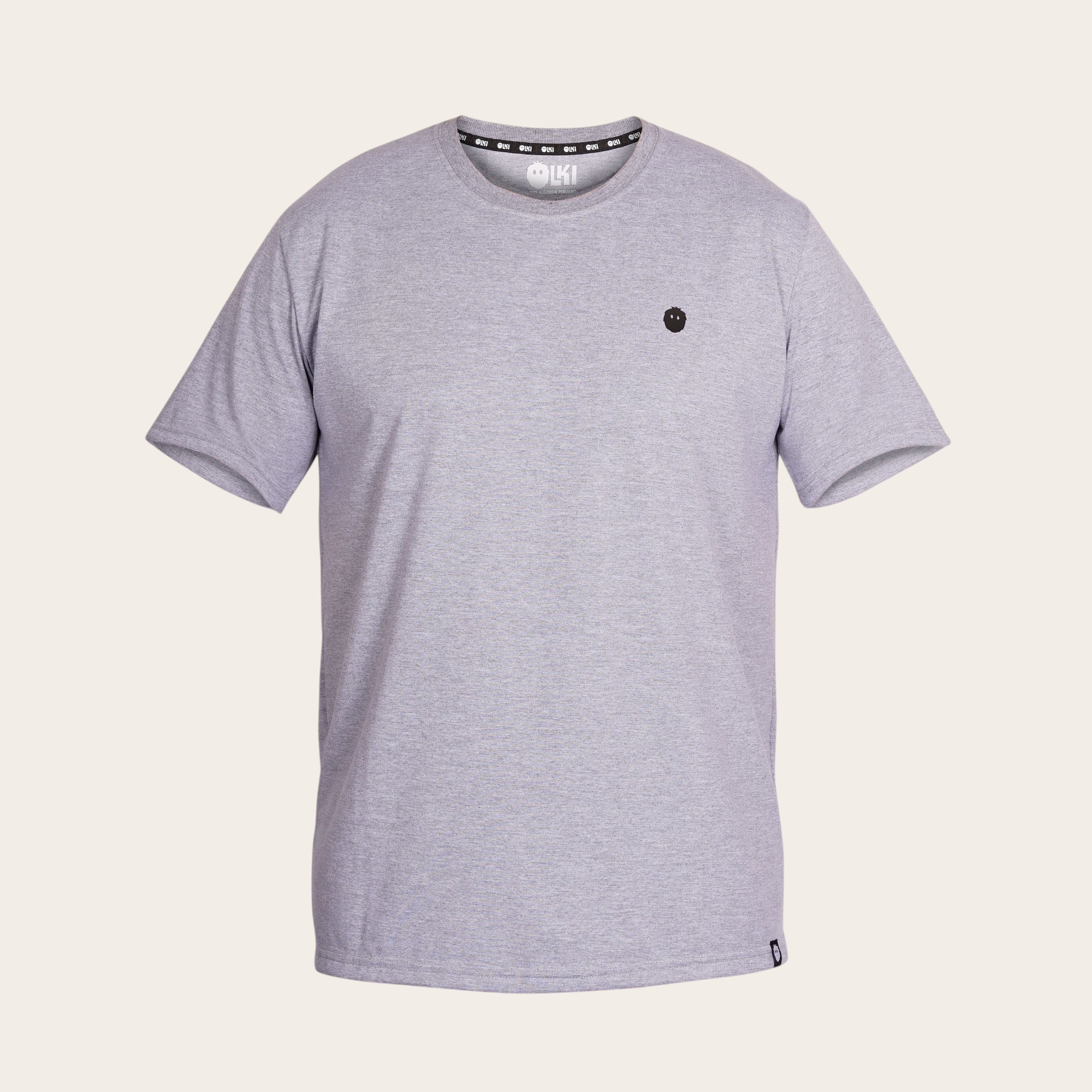 Polera gris de manga corta OLKI 100% algodón peruano con logo discreto en el pecho y cuello redondo.