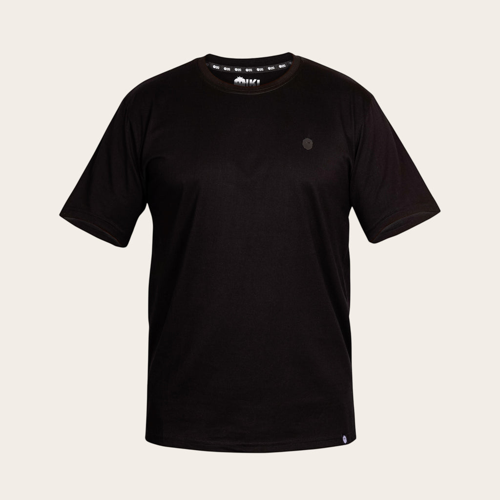 Polera negra de manga corta OLKI 100% algodón peruano premium con logo discreto en el pecho y cuello.
