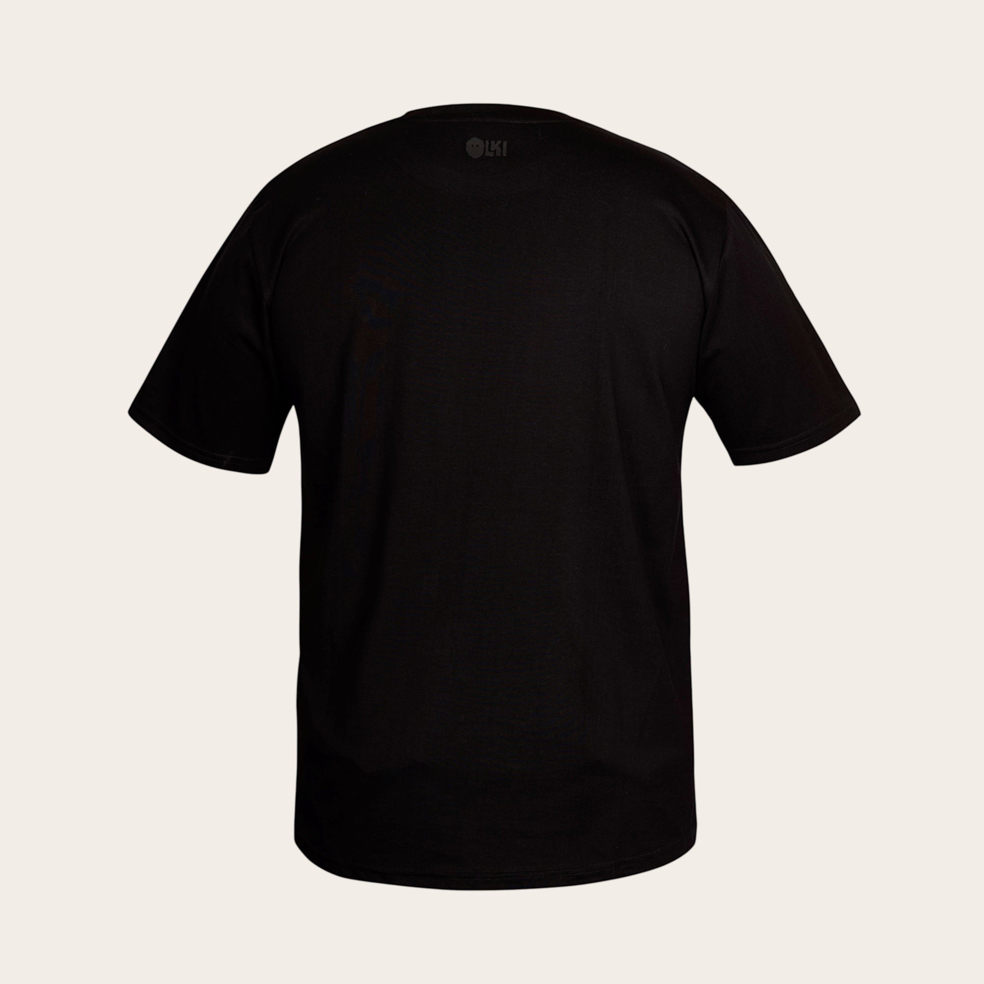 Polera negra de manga corta OLKI 100% algodón peruano premium con logo discreto en el cuello.