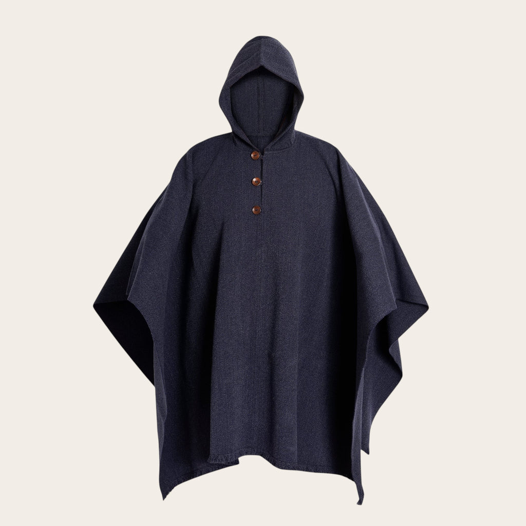 Poncho clásico azul marino de lana premium OLKI con capucha y tres botones de madera.