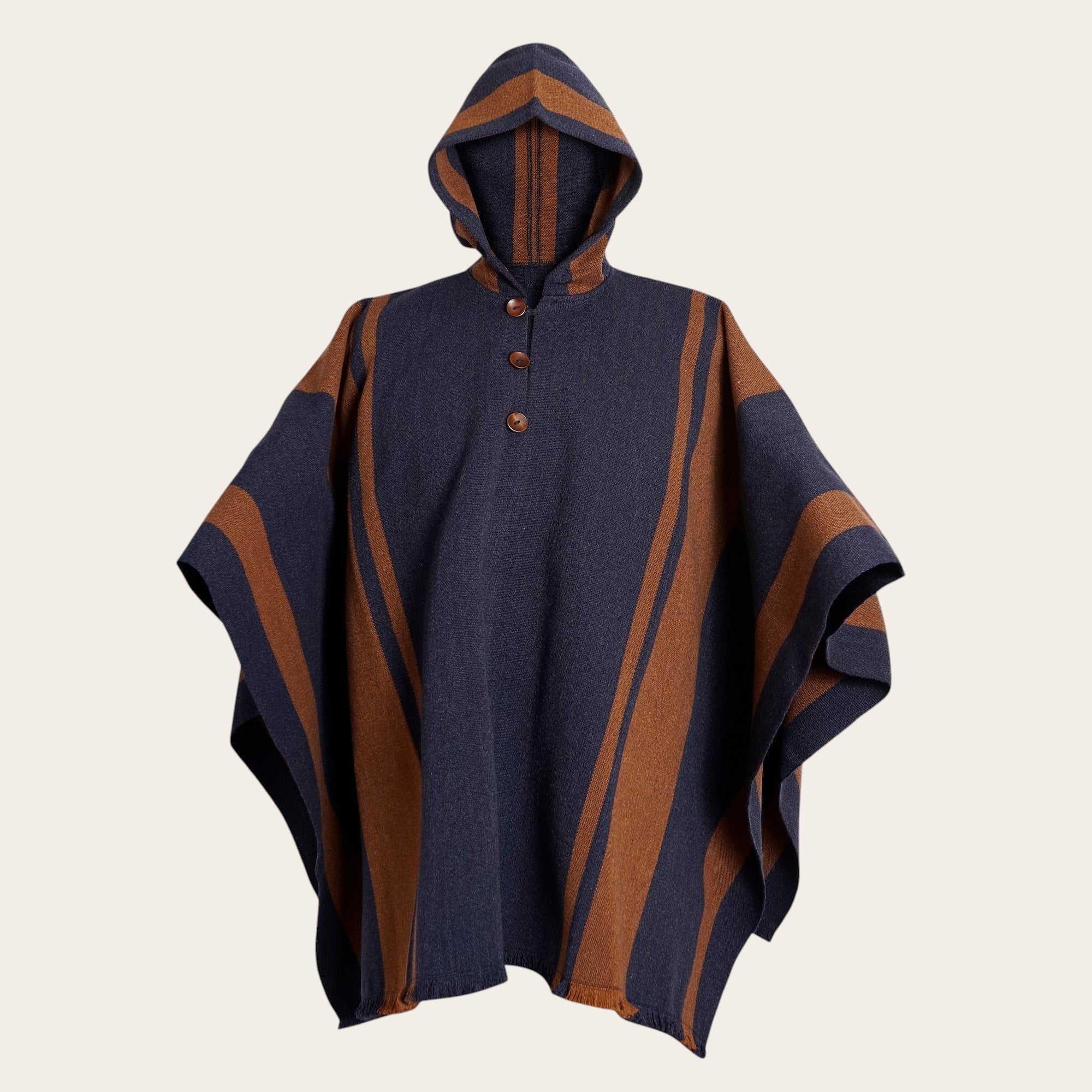 Poncho OLKI clásico de lana premium azul marino y marrón con rayas verticales y capucha, cierre de dos botones.