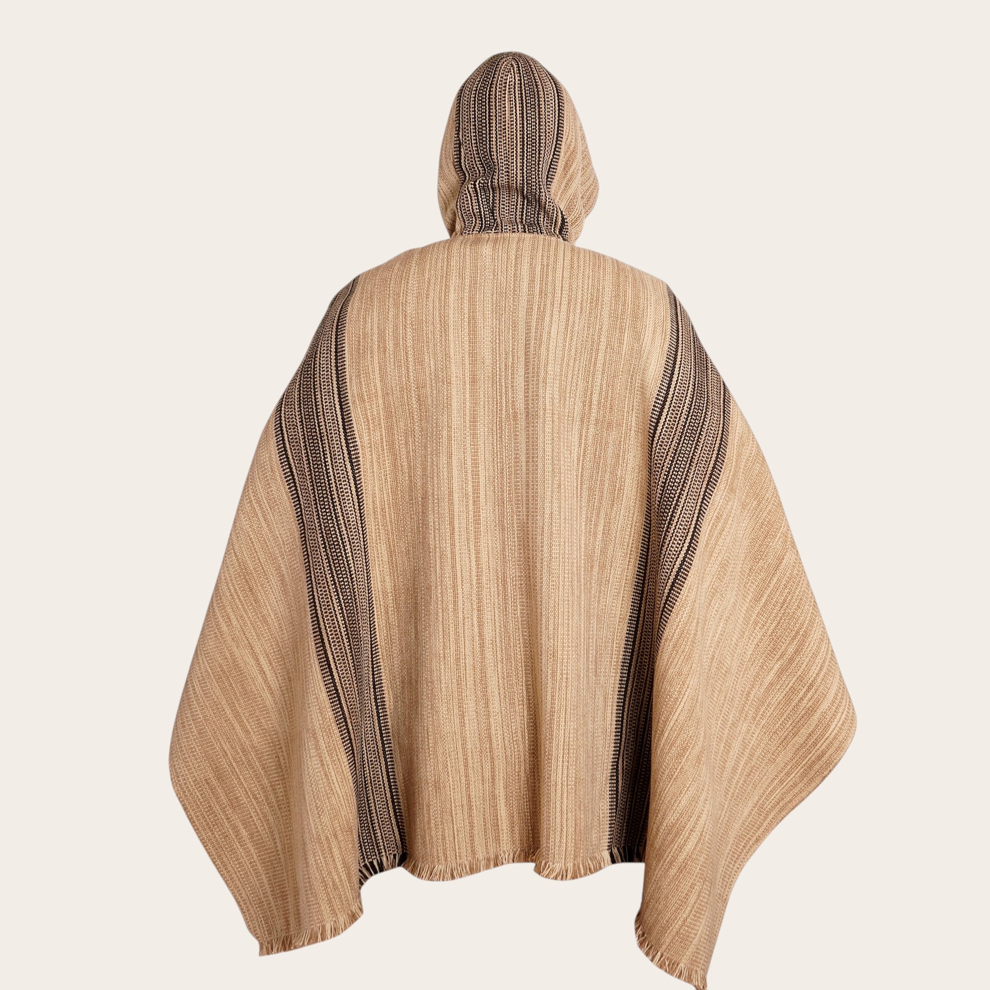 Poncho clásico de lana premium OLKI beige con capucha y rayas laterales oscuras. Tejido artesanal con flecos.
