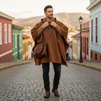 Poncho clásico de lana premium OLKI color café con capucha y botones frontales. Textura firme y caída elegante.