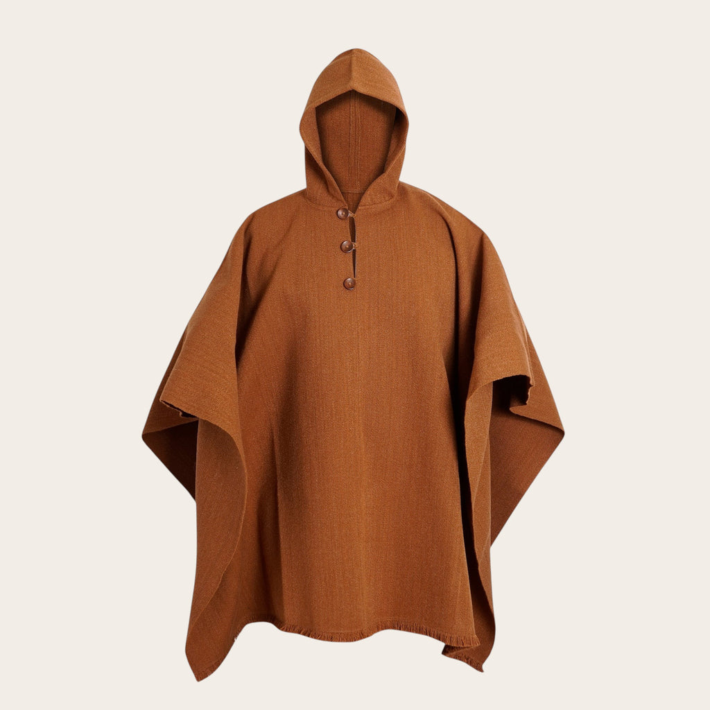 Poncho clásico de lana premium OLKI en color café con capucha y botones frontales.
