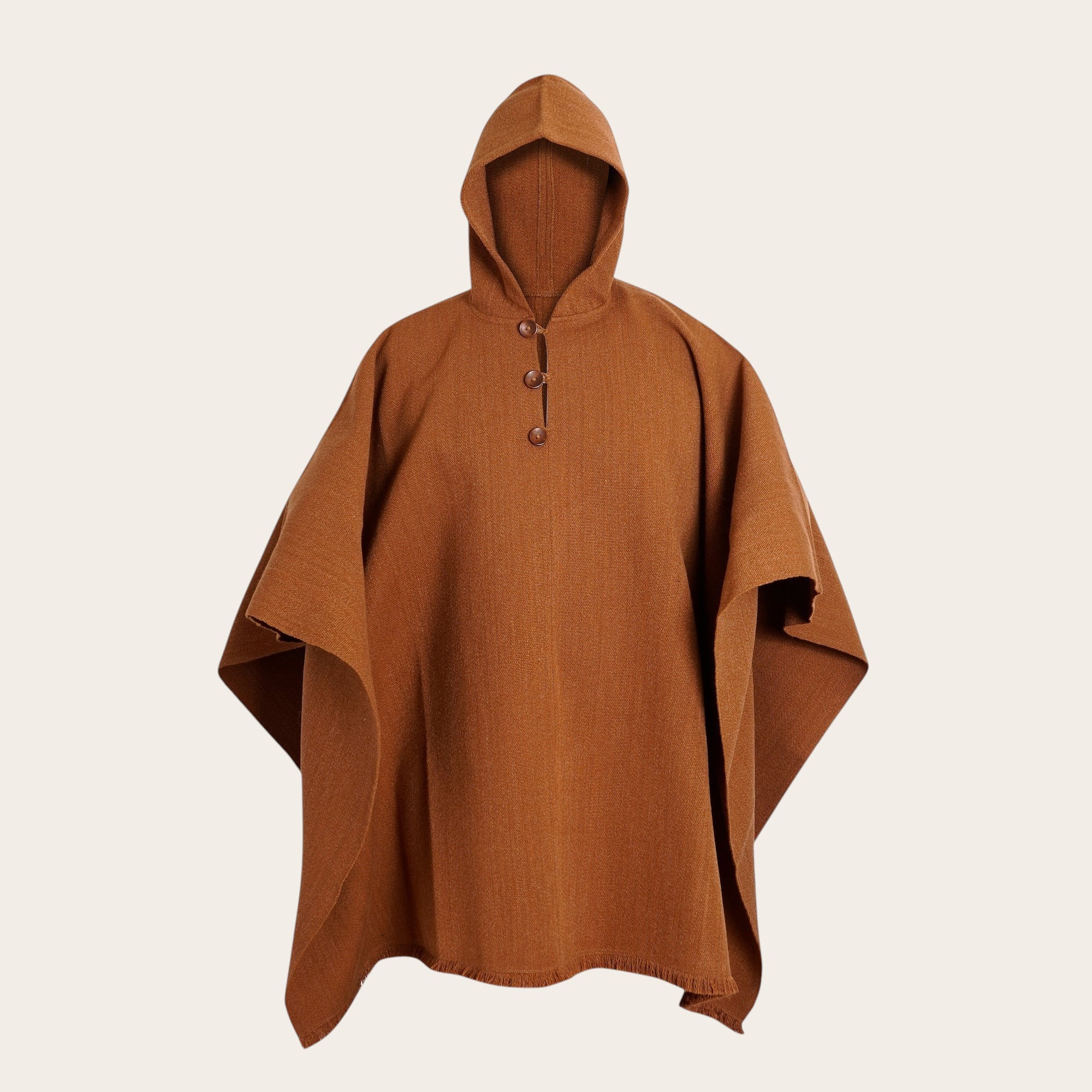 Poncho clásico de lana premium OLKI en color café con capucha y botones frontales.