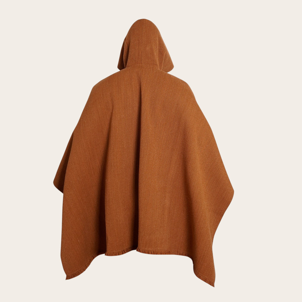 Poncho clásico de lana premium OLKI en color café, con capucha y acabado deshilachado.