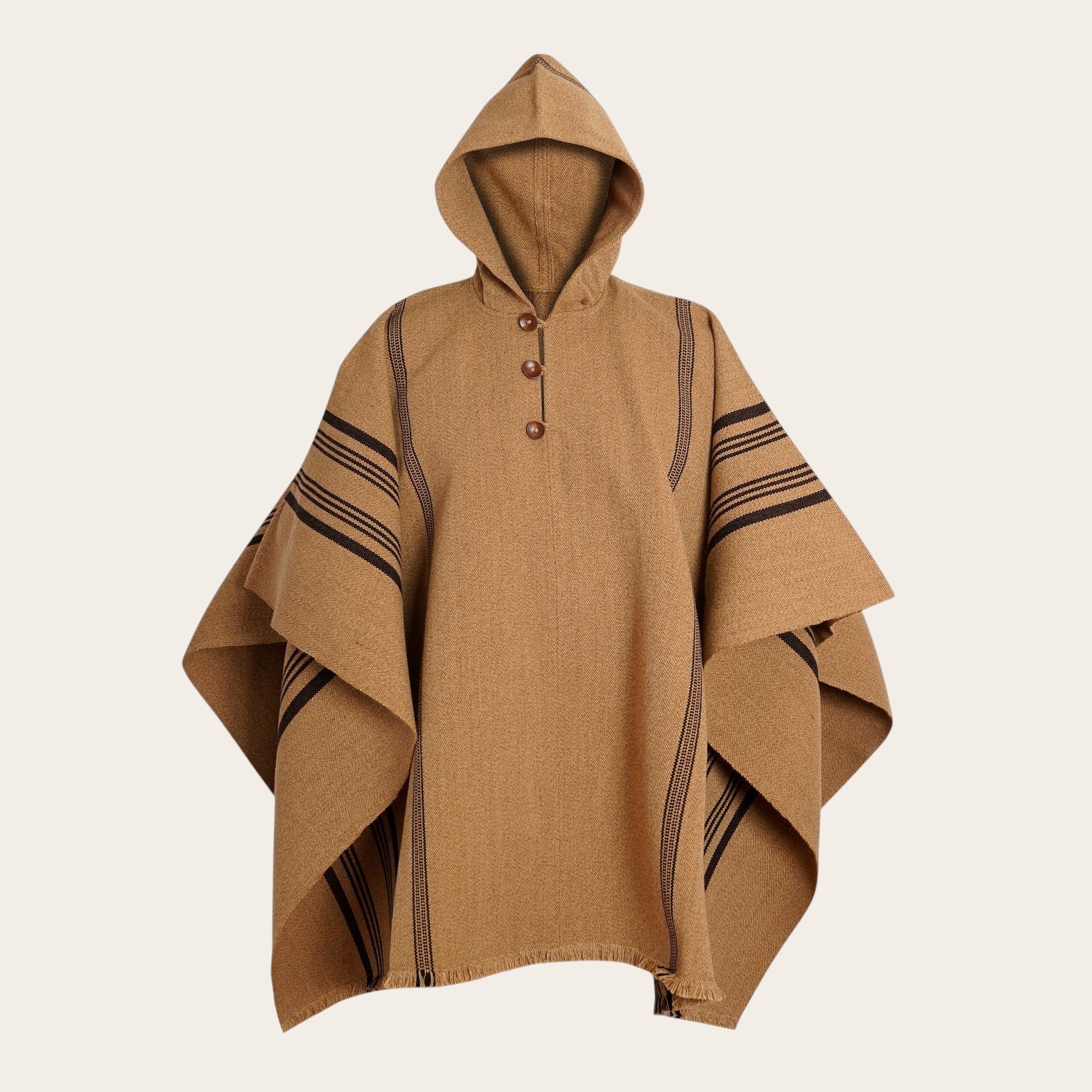 Poncho clásico de lana premium OLKI color café con rayas negras, capucha y botones de madera.