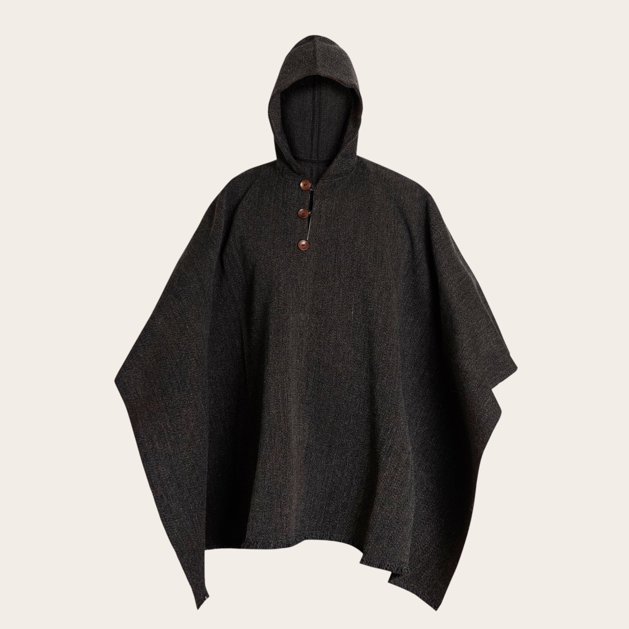 Poncho clásico de lana premium OLKI gris con capucha y tres botones de madera en el cuello.