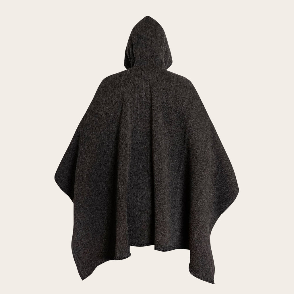 Poncho clásico gris de lana premium OLKI con capucha integrada, tejido en telar con textura firme y caída elegante.