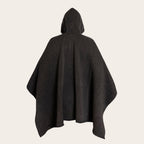 Poncho clásico gris de lana premium OLKI con capucha integrada, tejido en telar con textura firme y caída elegante.