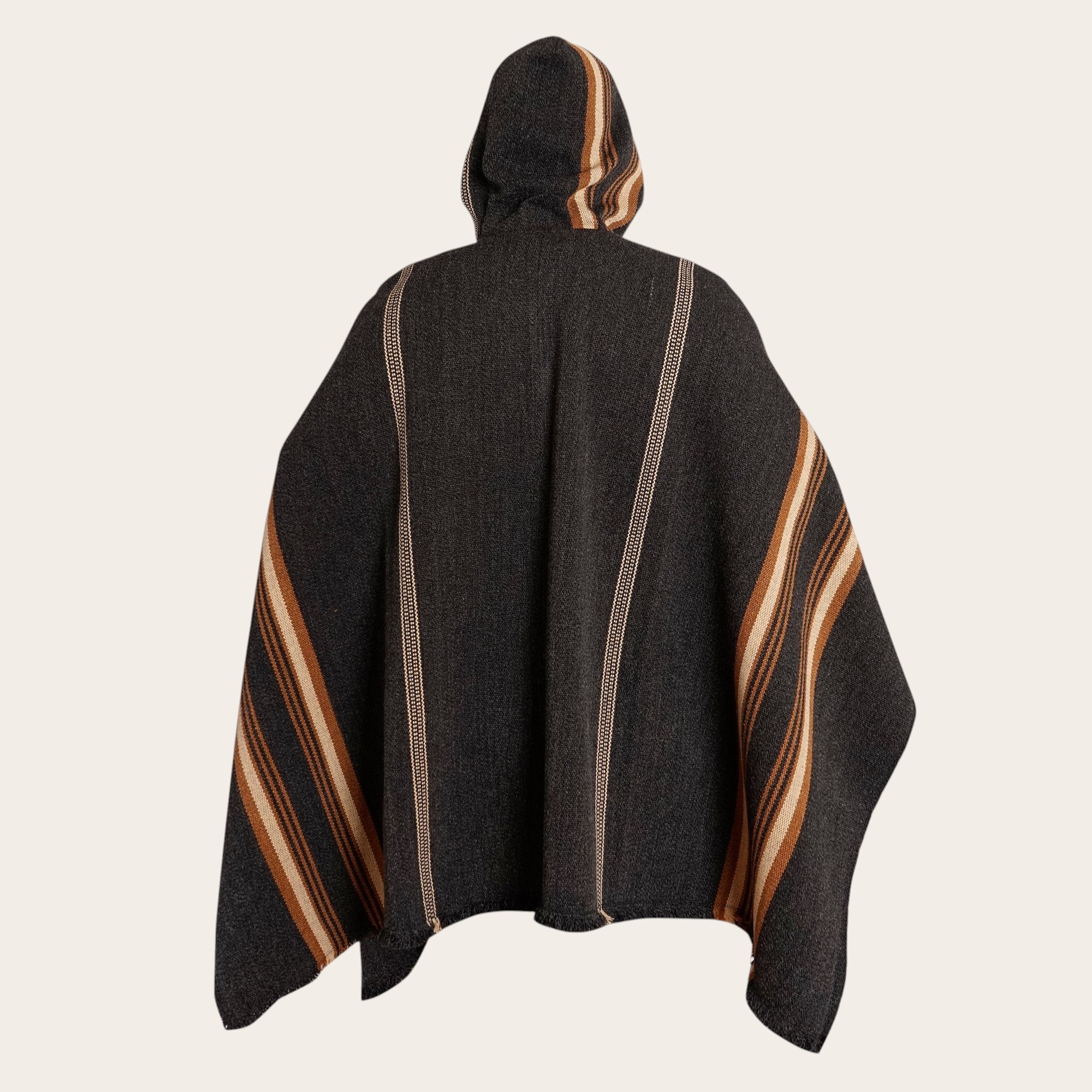 Poncho OLKI clásico de lana premium gris con capucha y rayas marrones y beige. Diseño tejido a mano.