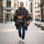 Poncho OLKI clásico de lana premium gris con capucha, botones y detalles de rayas marrones y beige en mangas y capucha.