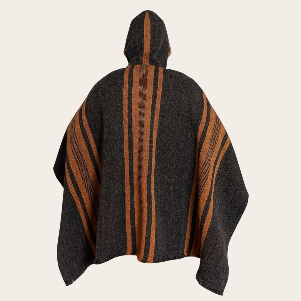 Poncho OLKI gris y marrón de lana con capucha y rayas verticales. Diseño clásico y tejido a telar.