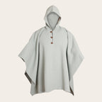 Poncho clásico de lana premium OLKI en color menta con capucha y tres botones de madera.