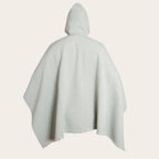 Poncho clásico de lana premium OLKI en color menta con capucha y flecos en el bajo.