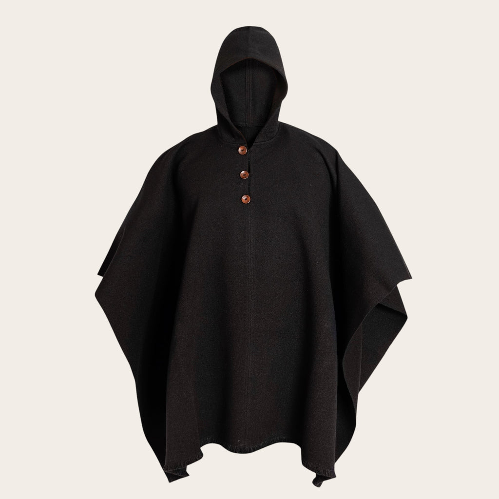 Poncho clásico negro de lana premium OLKI con capucha y tres botones de madera.