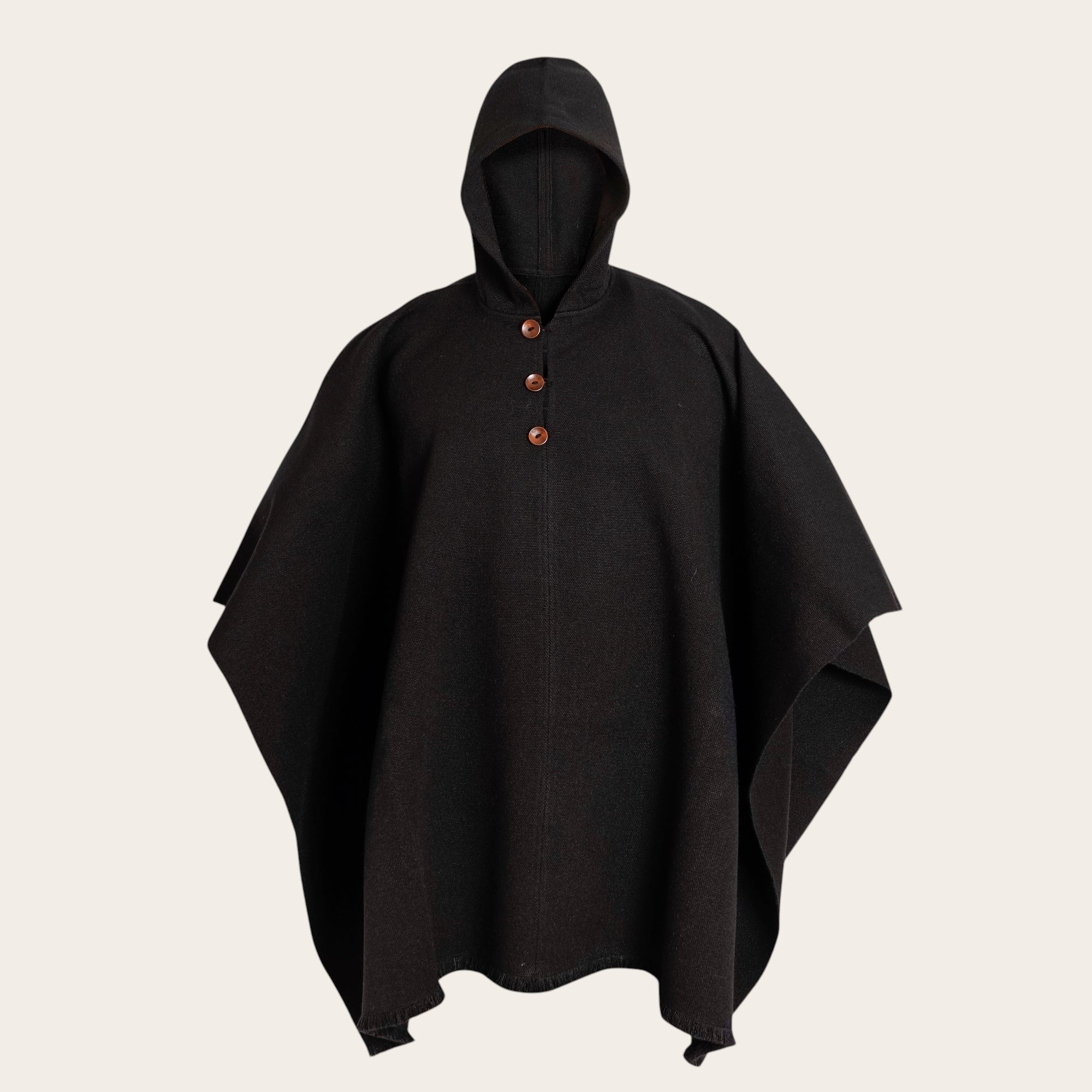 Poncho clásico negro de lana premium OLKI con capucha y tres botones de madera.