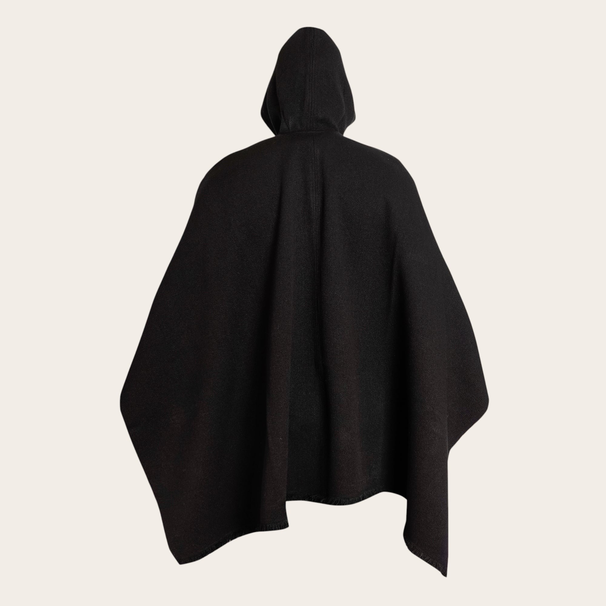 Poncho clásico negro de lana premium OLKI con capucha integrada, tejido en telar para un abrigo y confort excepcionales.