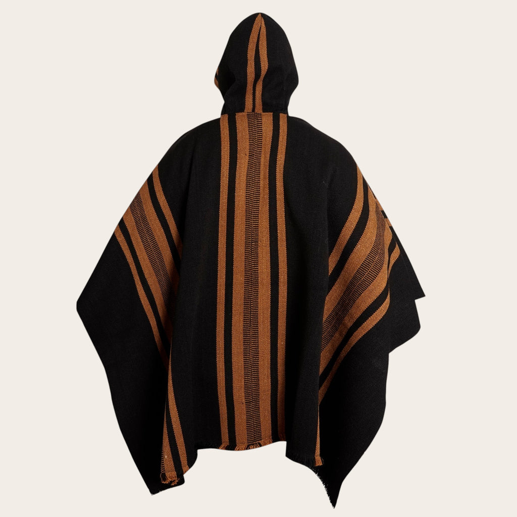 Poncho clásico de lana premium OLKI negro con rayas marrones y capucha integrada. Diseño atemporal y tejido a telar.