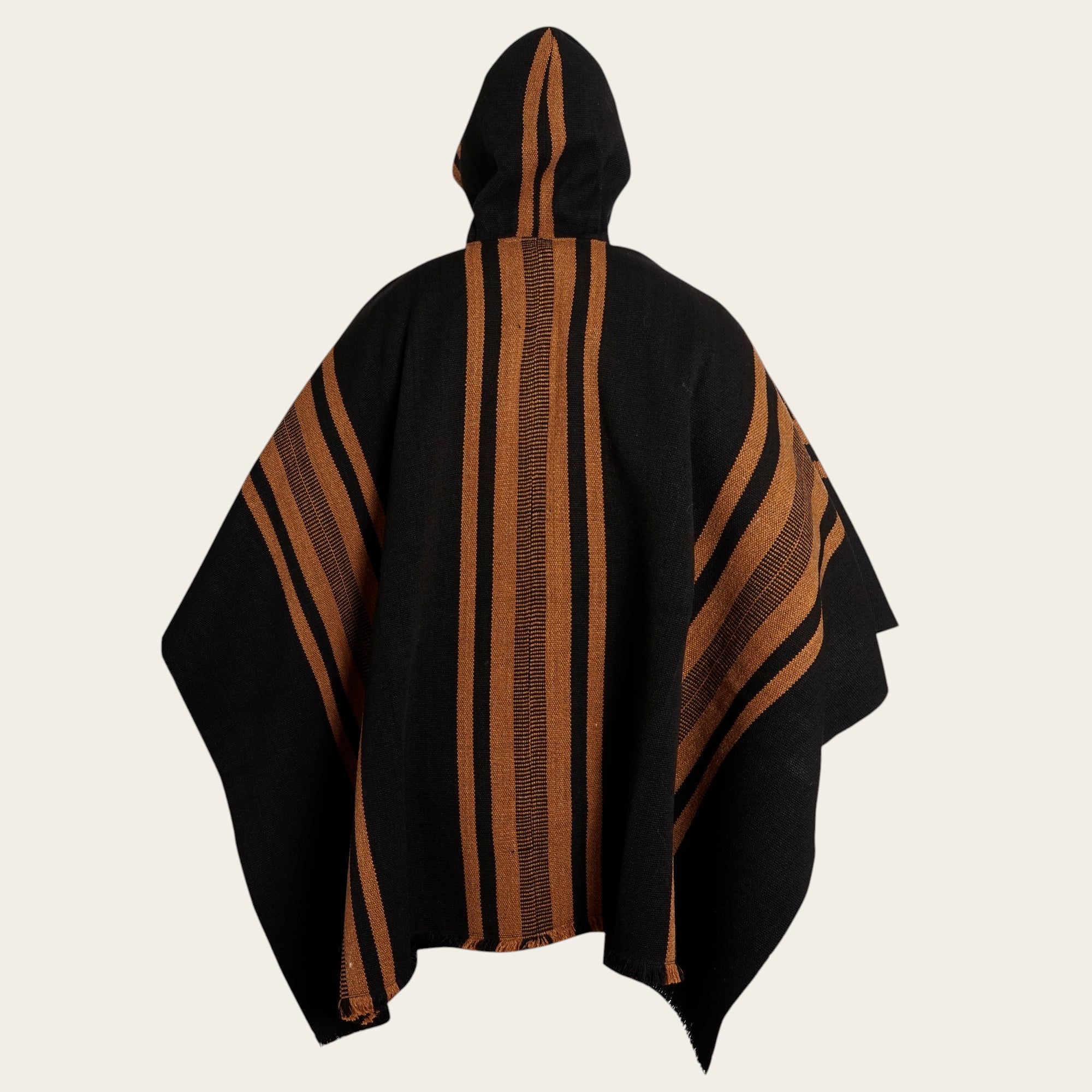 Poncho clásico de lana premium OLKI negro con rayas marrones y capucha integrada. Diseño atemporal y tejido a telar.