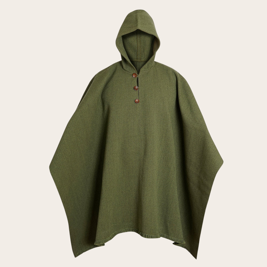 Poncho clásico verde de lana OLKI con capucha y cierre de botones de madera. Textura firme y caída elegante.