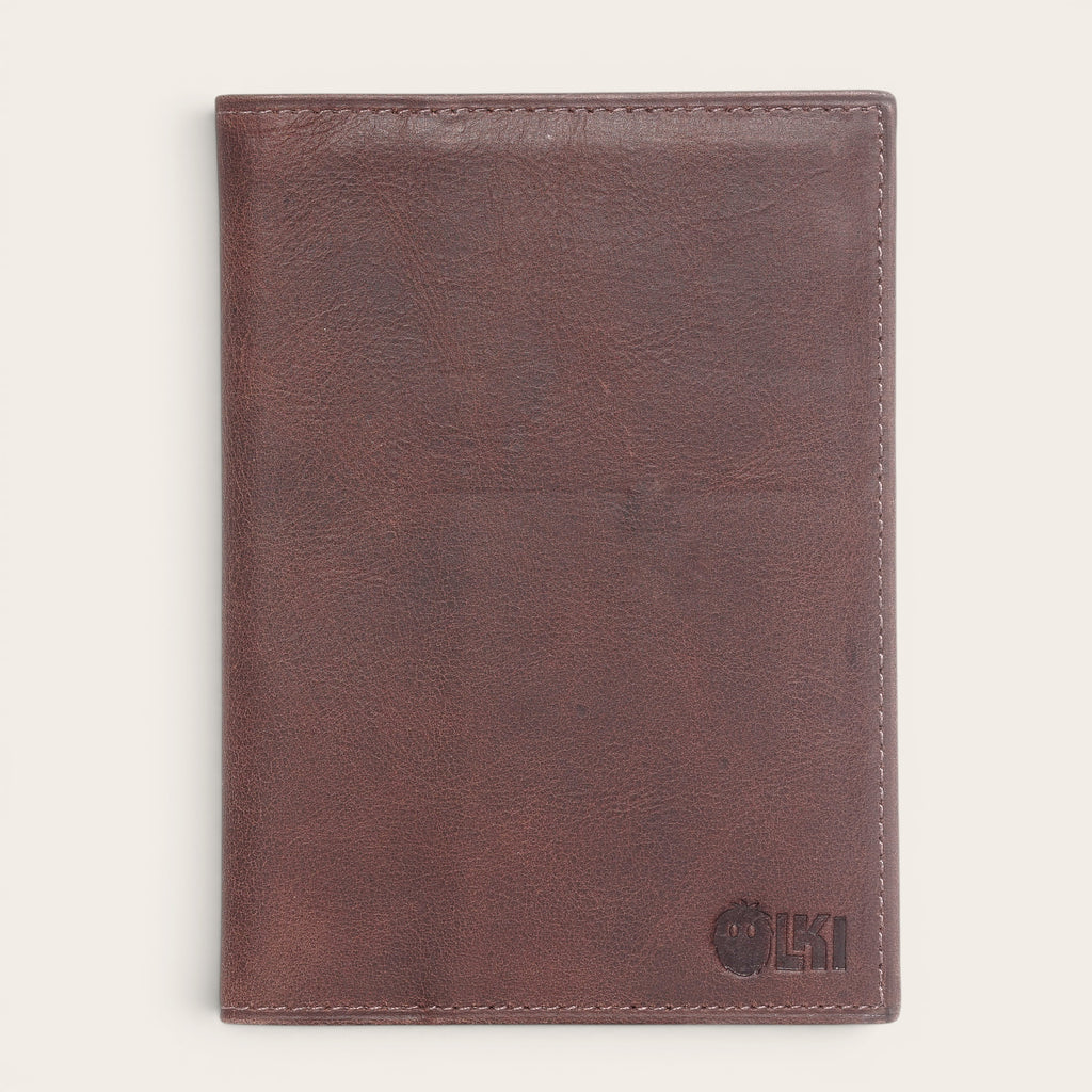 OLKI Porta Pasaporte Colorado Chocolate de cuero de vacuno con 3 ranuras para tarjetas y compartimento para pasaporte.