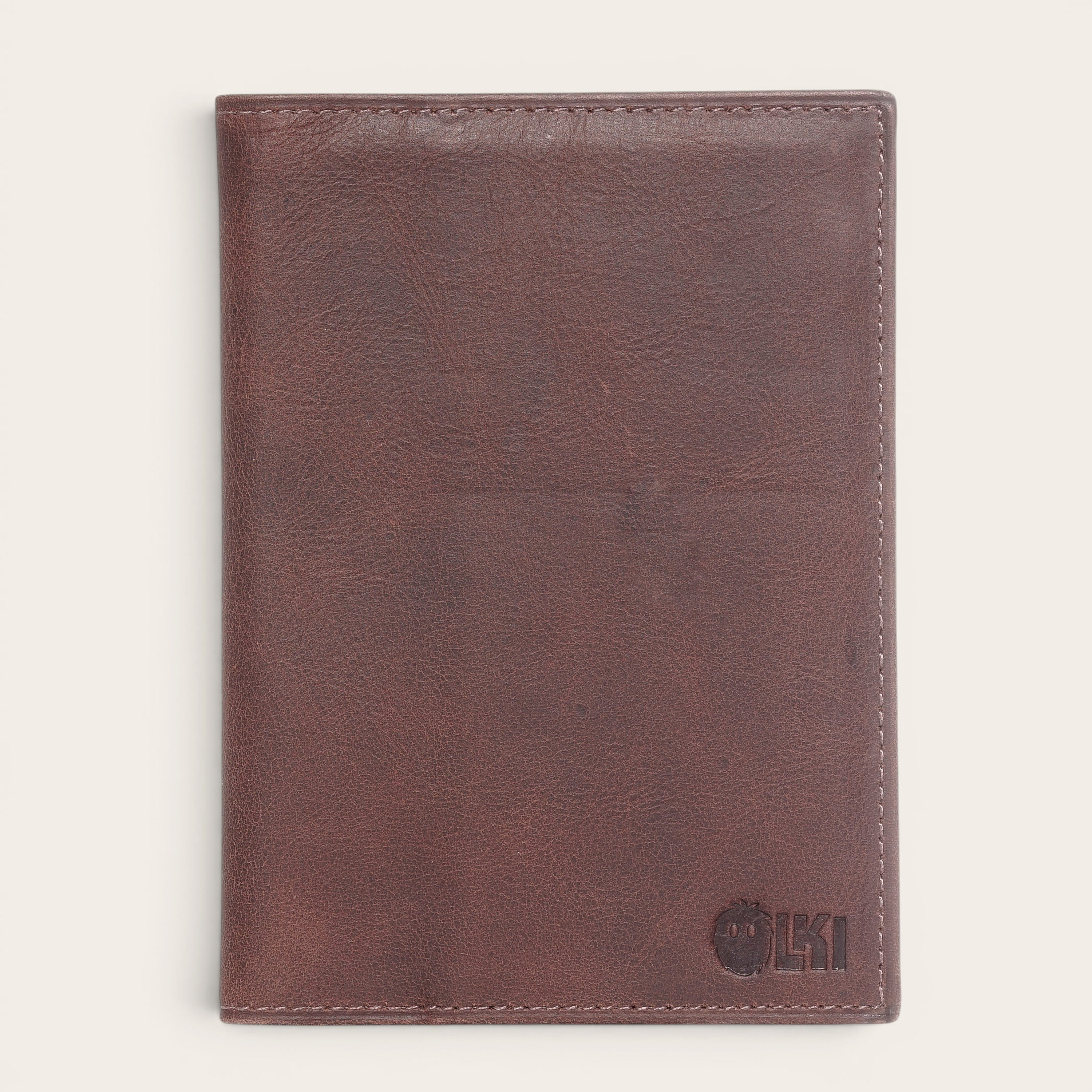 OLKI Porta Pasaporte Colorado Chocolate de cuero de vacuno con 3 ranuras para tarjetas y compartimento para pasaporte.