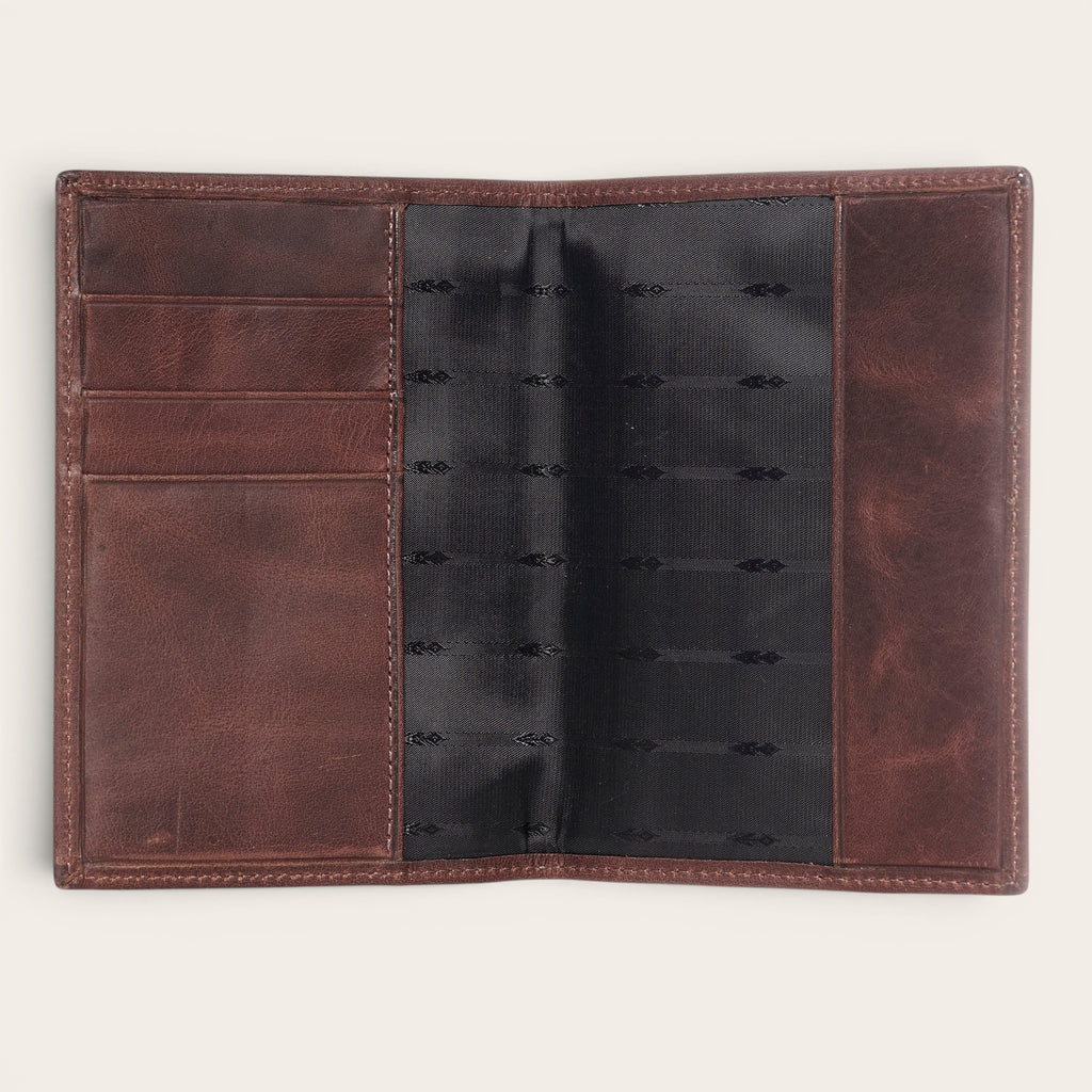 OLKI Porta Pasaporte Colorado Chocolate de cuero de vacuno con 3 ranuras para tarjetas y compartimento para pasaporte.
