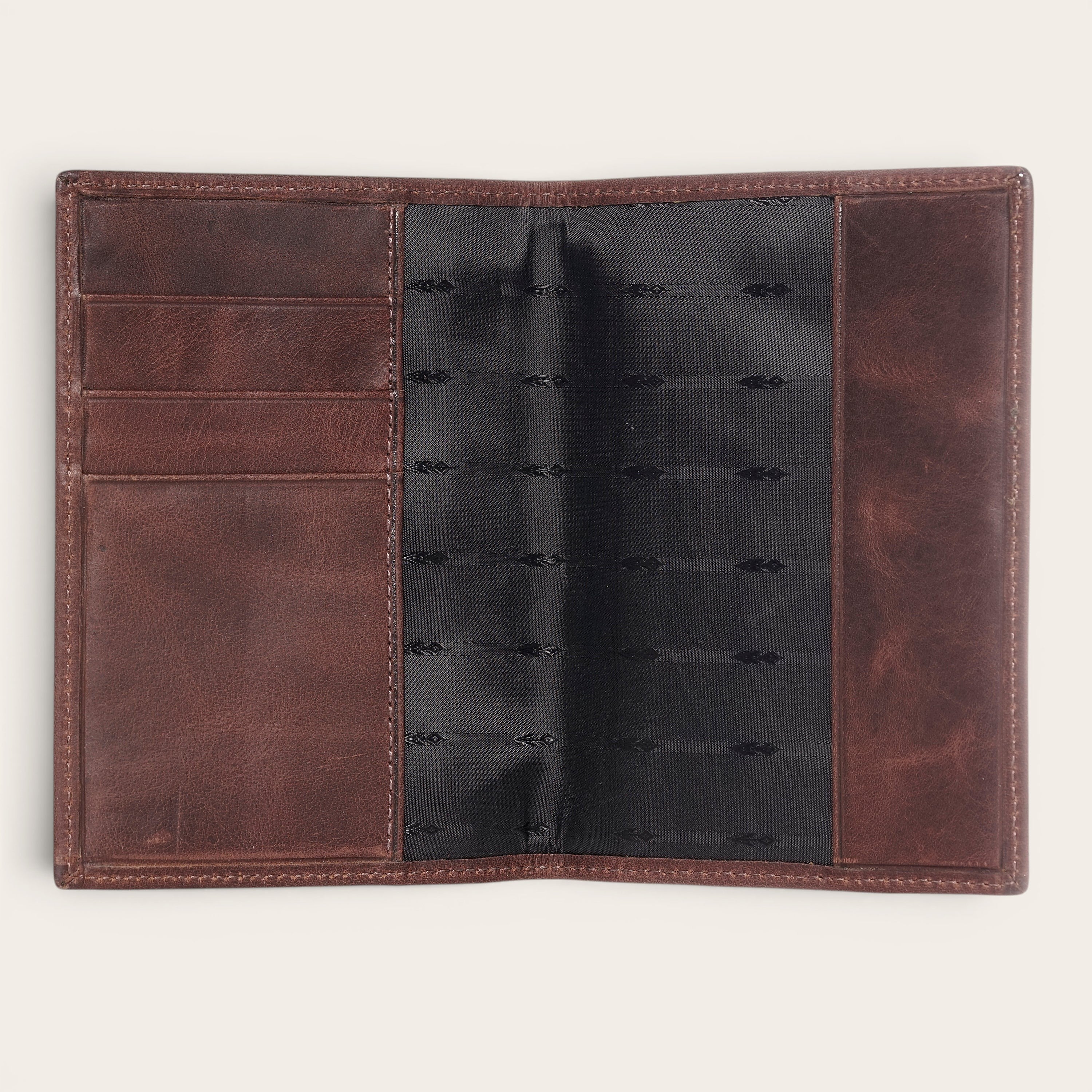 OLKI Porta Pasaporte Colorado Chocolate de cuero de vacuno con 3 ranuras para tarjetas y compartimento para pasaporte.