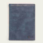 Porta pasaporte OLKI de cuero azul marino con 3 ranuras para tarjetas y separador interno. Dimensiones 10x14 cm.