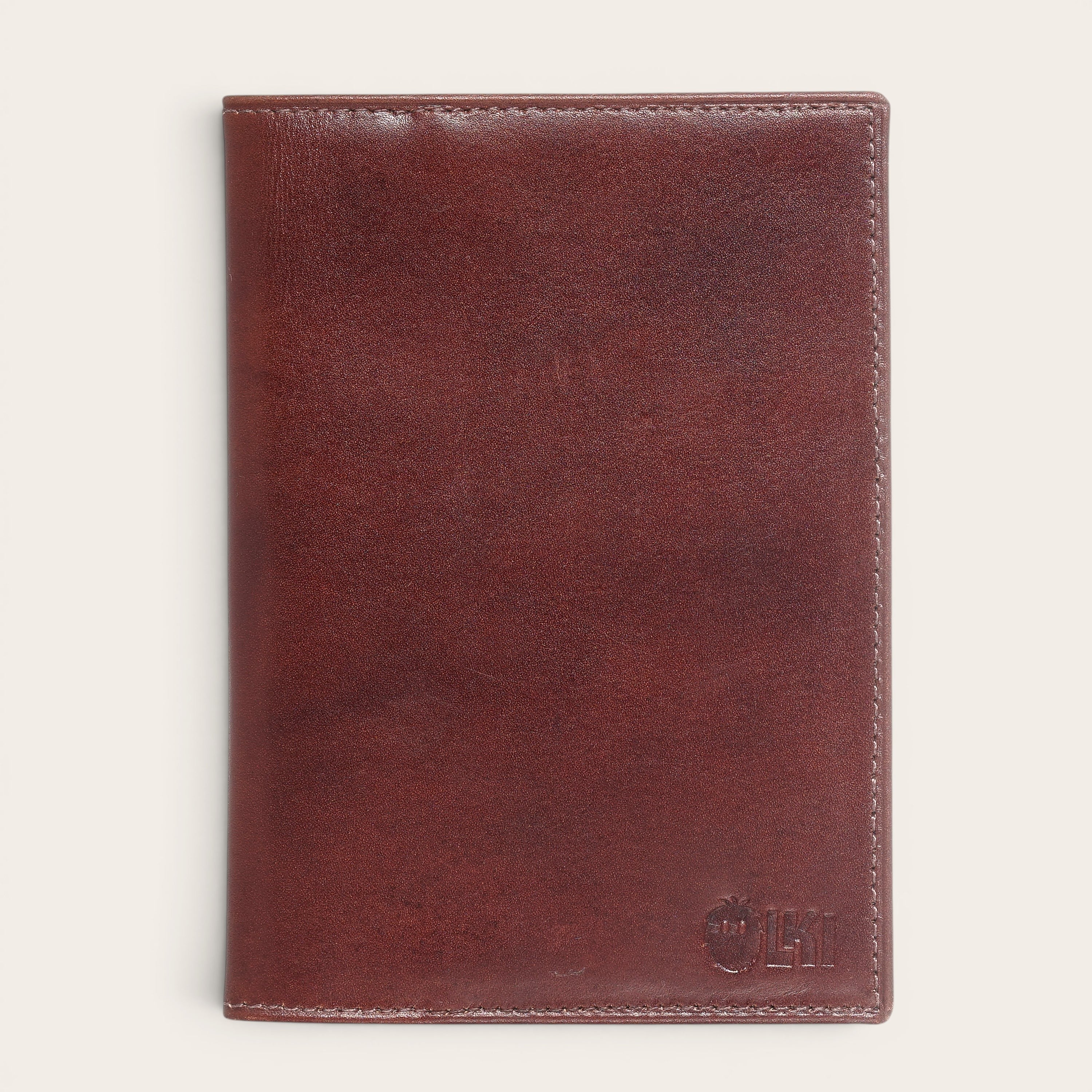OLKI Porta Pasaporte Colorado Castaño de cuero de vacuno con 3 ranuras para tarjetas y separador interno. Elegante y funcional.