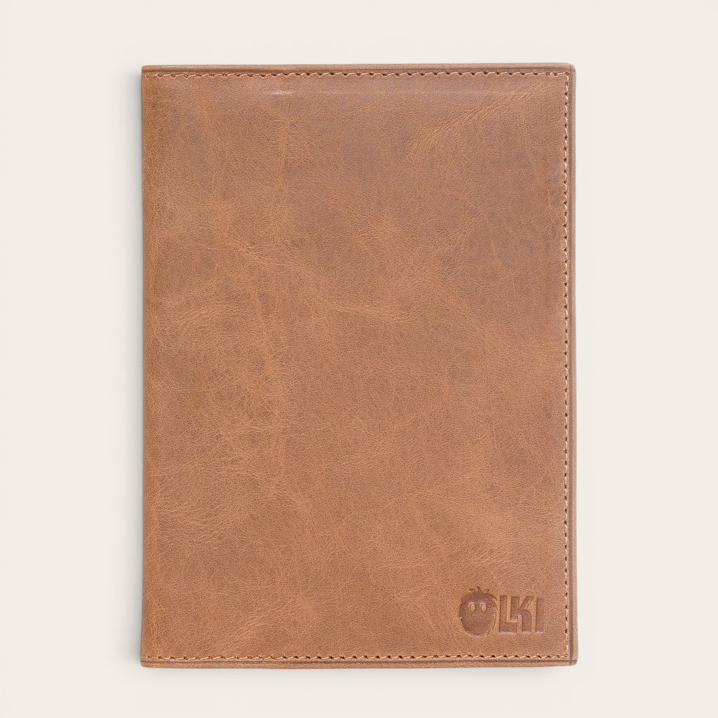 OLKI Porta Pasaporte Colorado Habano de cuero de vacuno marrón con 3 ranuras para tarjetas y separador de pasaporte.