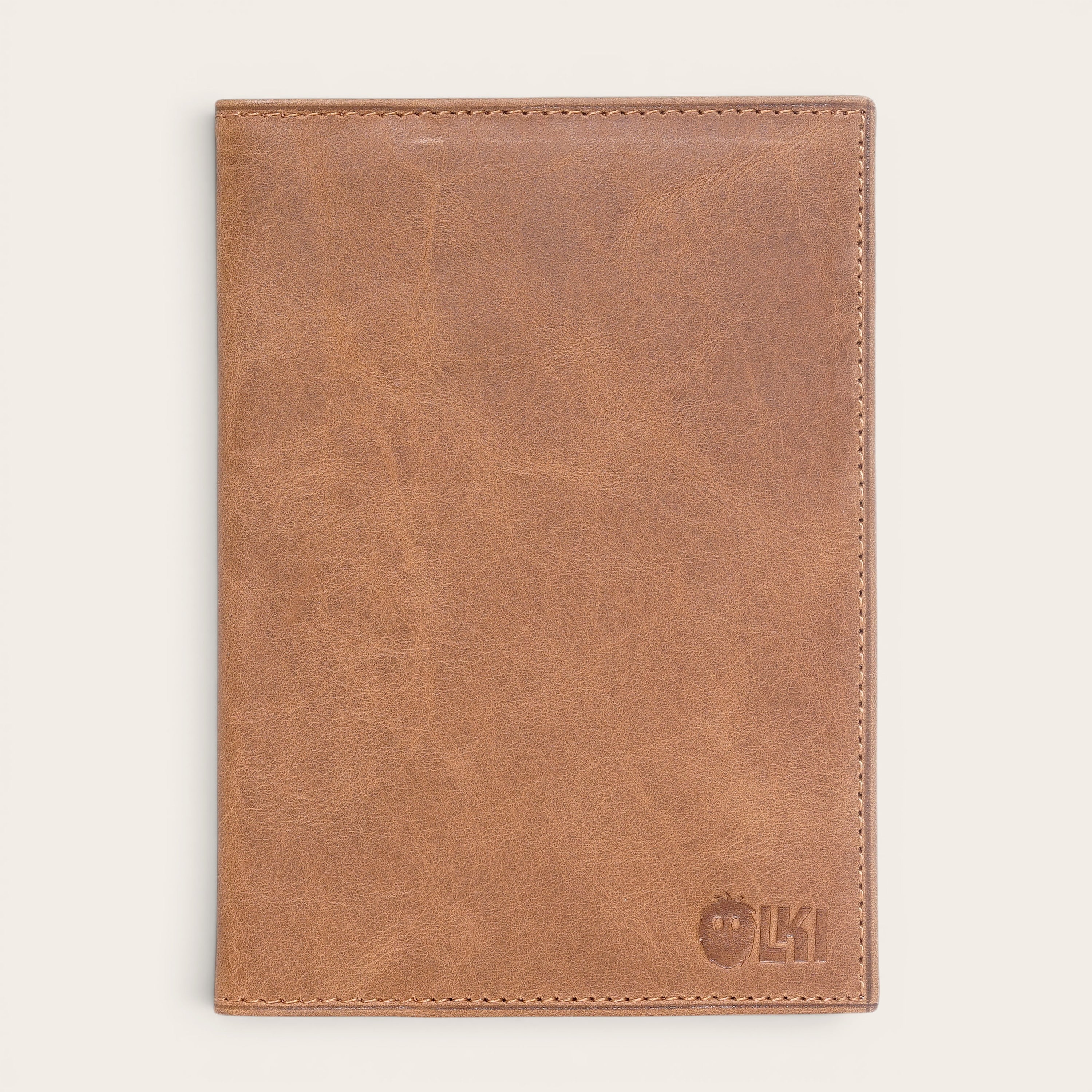 OLKI Porta Pasaporte Colorado Habano de cuero de vacuno marrón con 3 ranuras para tarjetas y separador de pasaporte.