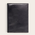 OLKI Porta Pasaporte Colorado Negro de cuero de vacuno con 3 ranuras para tarjetas y separador de pasaporte.