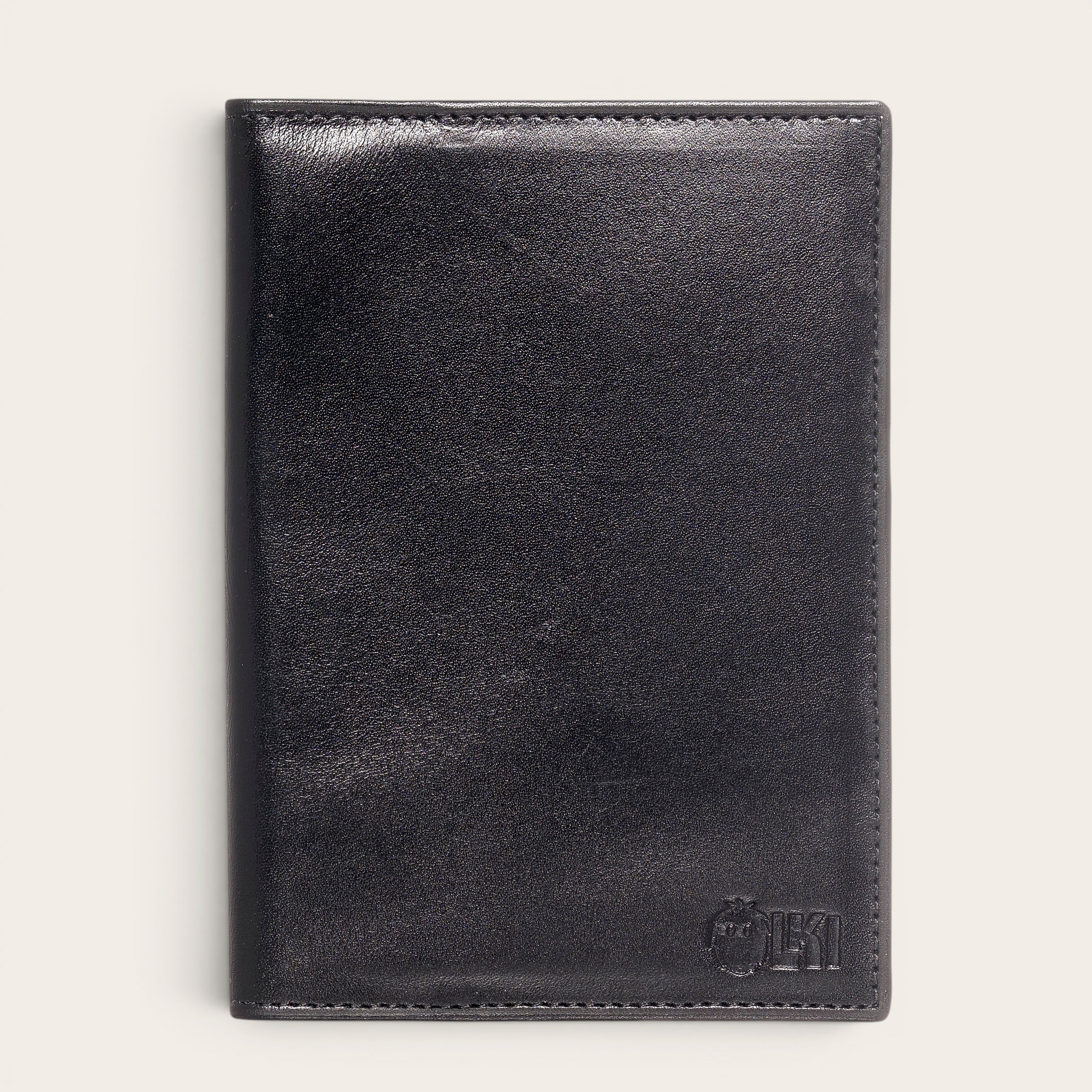 OLKI Porta Pasaporte Colorado Negro de cuero de vacuno con 3 ranuras para tarjetas y separador de pasaporte.