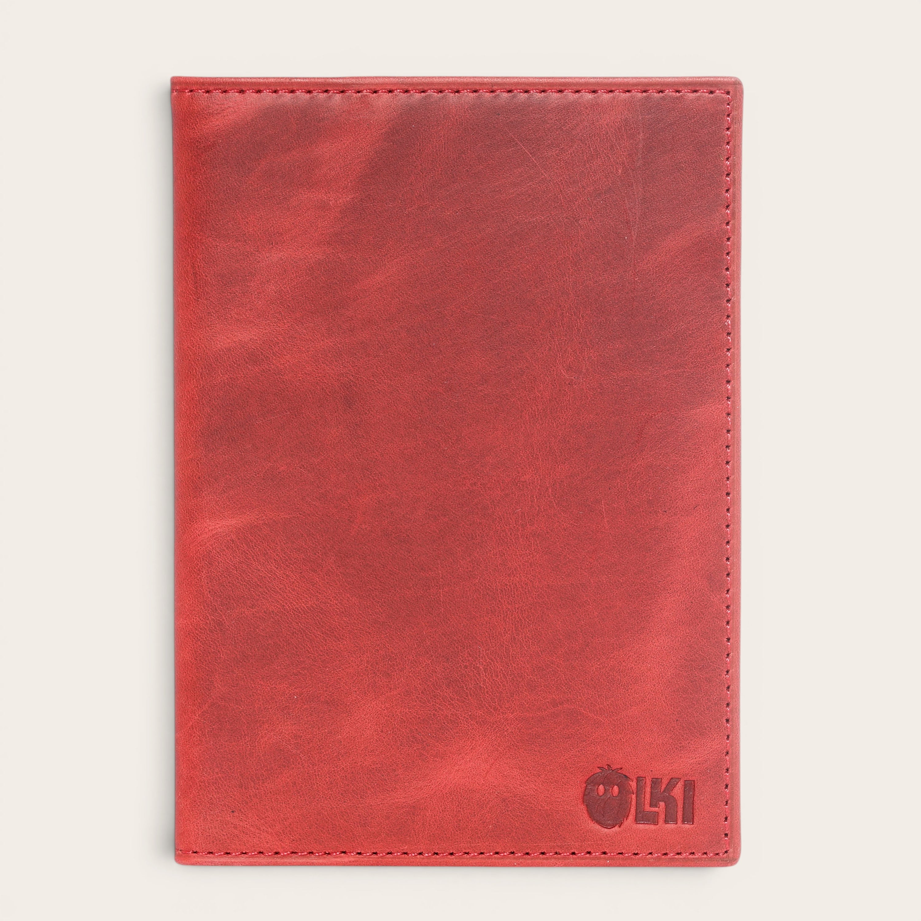 OLKI Porta Pasaporte Colorado Rojo de piel de vacuno con 3 ranuras para tarjetas y separador de pasaporte. Dimensiones 10x14 cm.