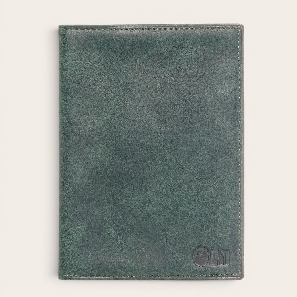 OLKI Porta Pasaporte Colorado en cuero verde musgo con 3 ranuras para tarjetas y separador para pasaporte.