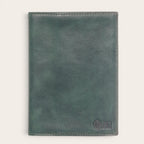 OLKI Porta Pasaporte Colorado en cuero verde musgo con 3 ranuras para tarjetas y separador para pasaporte.