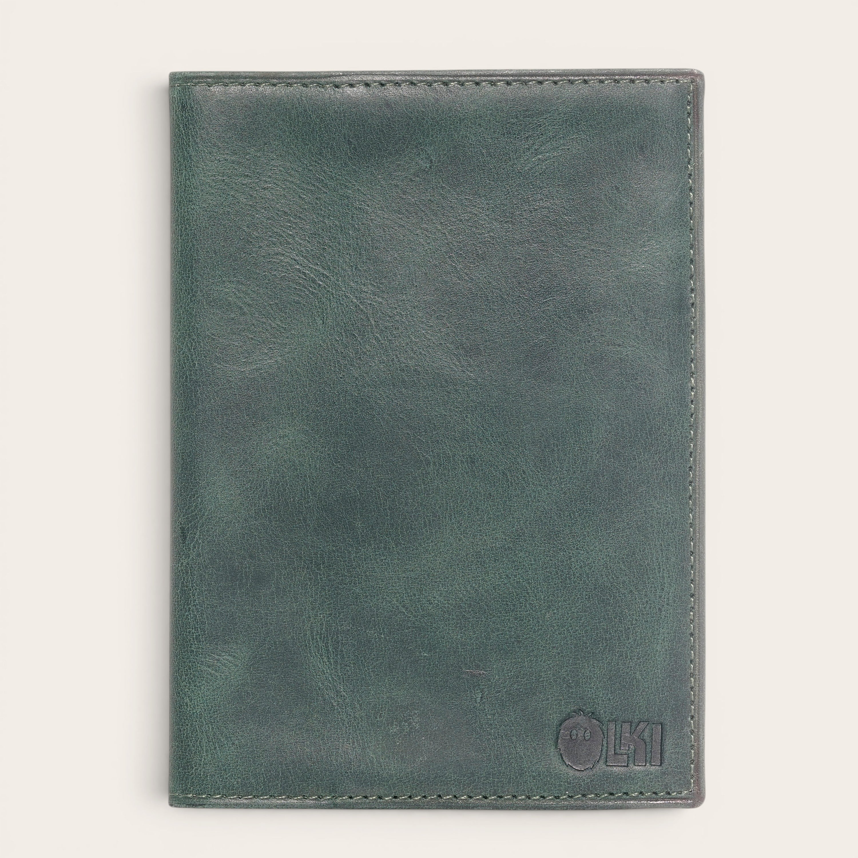 OLKI Porta Pasaporte Colorado en cuero verde musgo con 3 ranuras para tarjetas y separador para pasaporte.