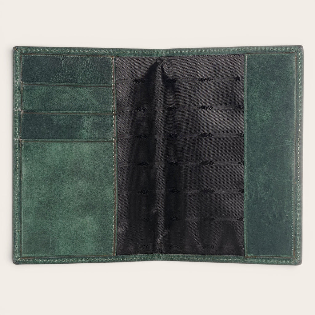 OLKI Porta Pasaporte Colorado verde musgo de cuero de vacuno con 3 ranuras para tarjetas y espacio para pasaporte.