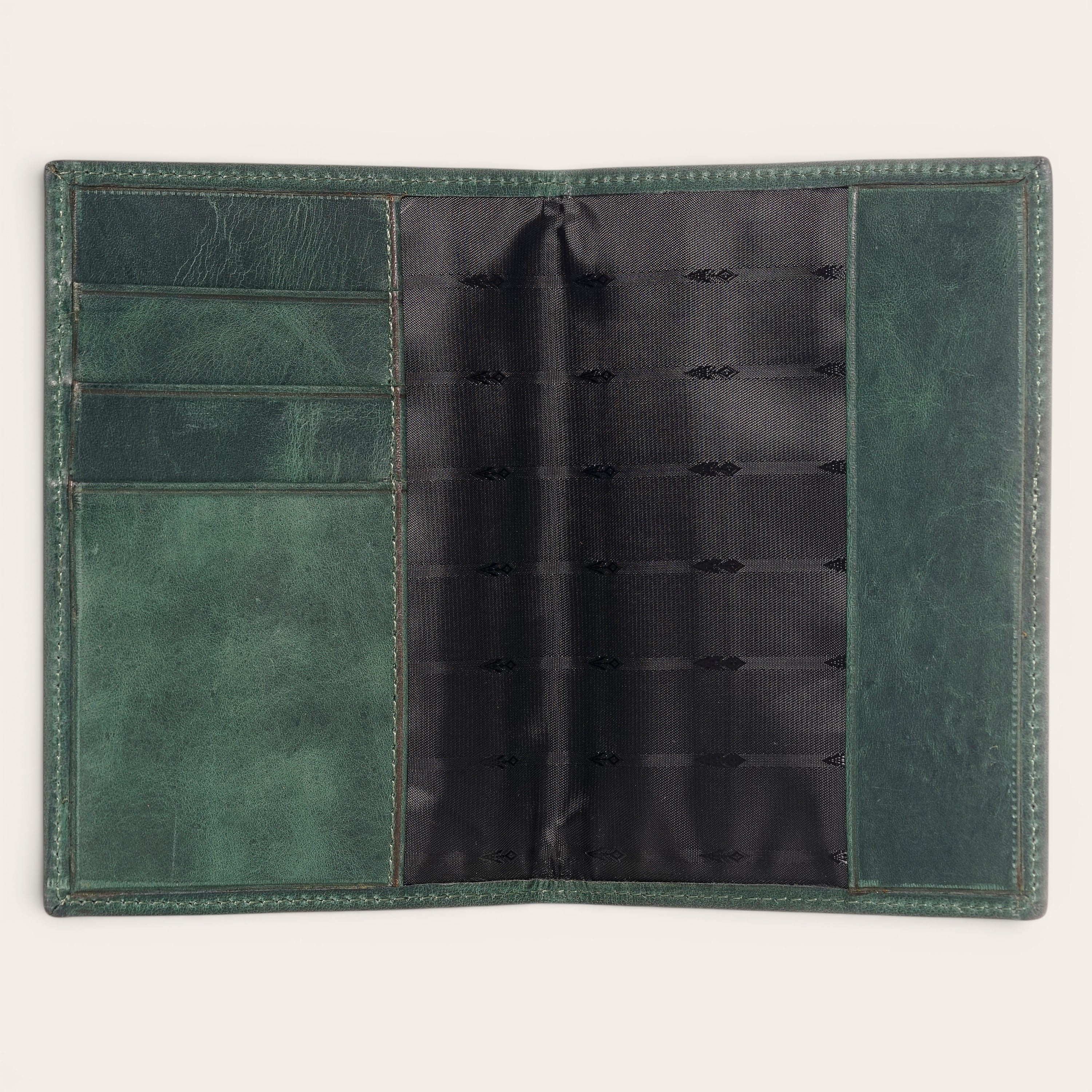 OLKI Porta Pasaporte Colorado verde musgo de cuero de vacuno con 3 ranuras para tarjetas y espacio para pasaporte.