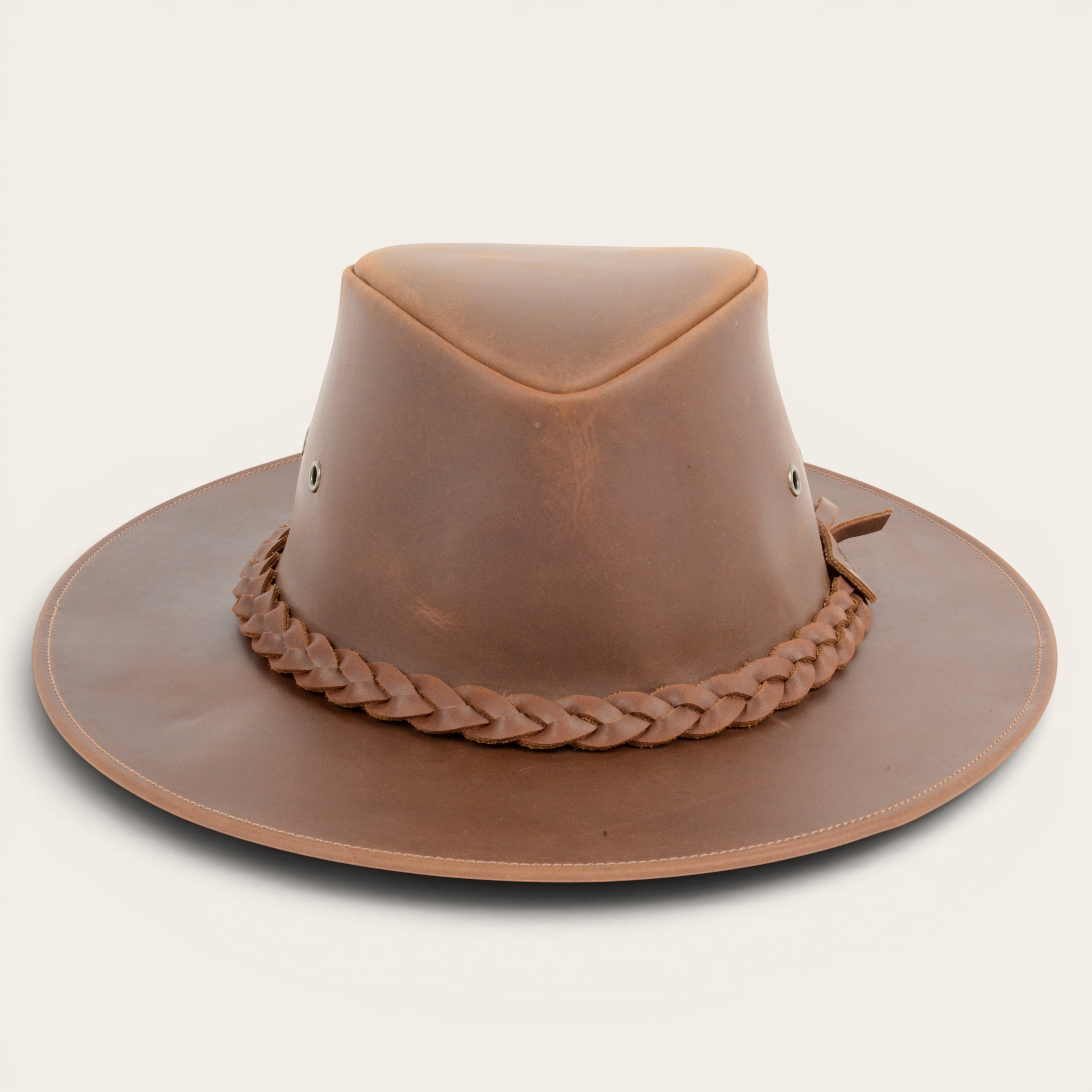 Sombrero de cuero marrón de ala ancha OLKI Pumalín Habano con cinta trenzada y remaches metálicos.