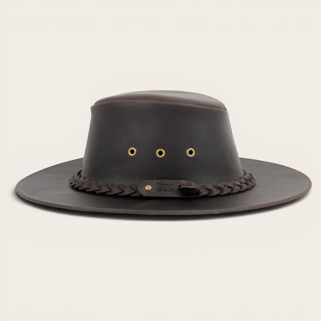 Sombrero de cuero marrón oscuro OLKI Pumalín con ala ancha, cinta trenzada y remaches metálicos.