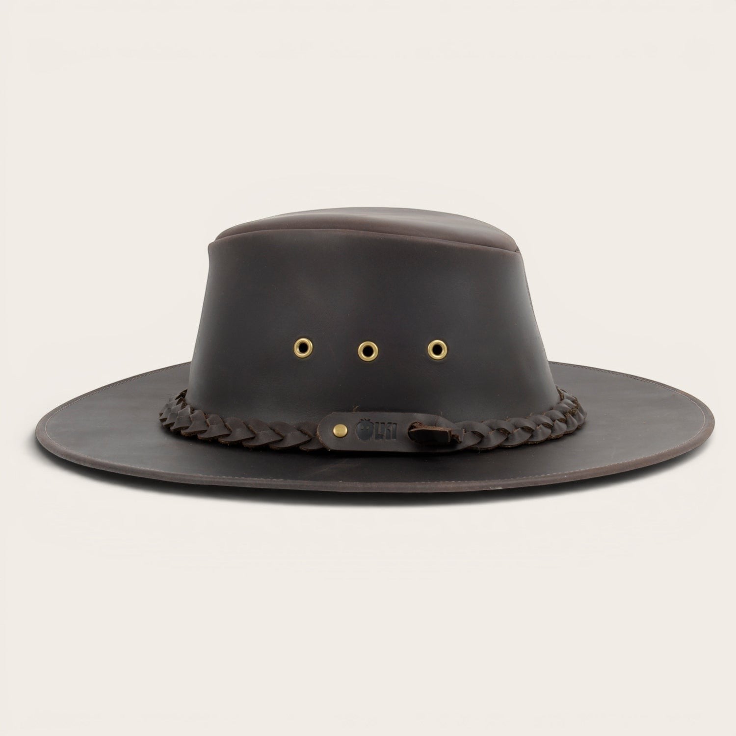 Sombrero de cuero marrón oscuro OLKI Pumalín con ala ancha, cinta trenzada y remaches metálicos.