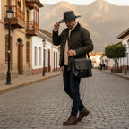 Sombrero unisex OLKI de cuero negro con ala ancha, cinta trenzada y remaches metálicos. Ideal para viajes y aire libre.