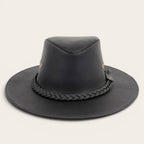 Sombrero negro de cuero 100% OLKI con ala ancha, cinta trenzada y remaches metálicos. Estilo rústico y sofisticado.
