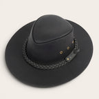 Sombrero negro de cuero OLKI Pumalín con ala ancha, cinta trenzada y remaches metálicos. Estilo rústico y funcional.
