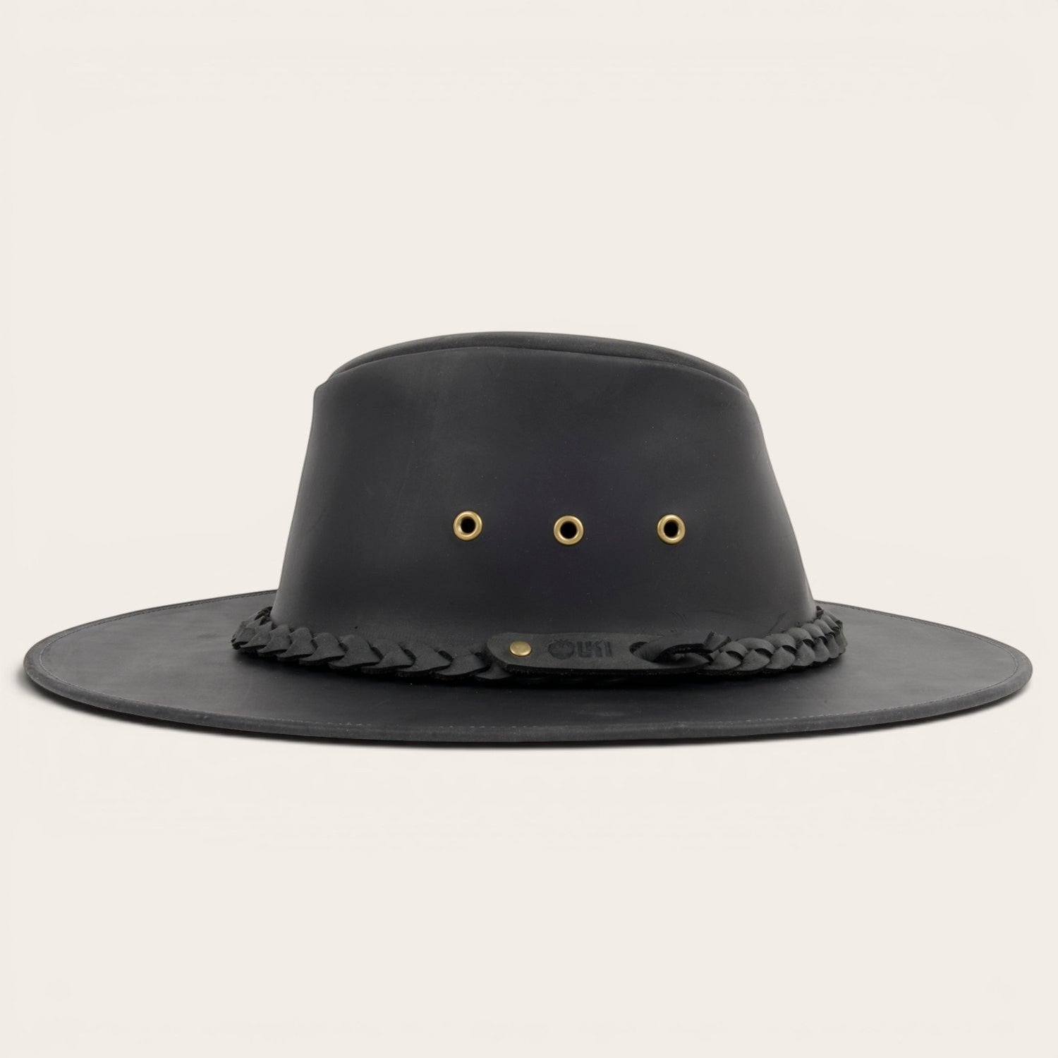 Sombrero negro de cuero 100% OLKI con ala ancha, cinta trenzada y remaches metálicos. Fabricado en Chile.