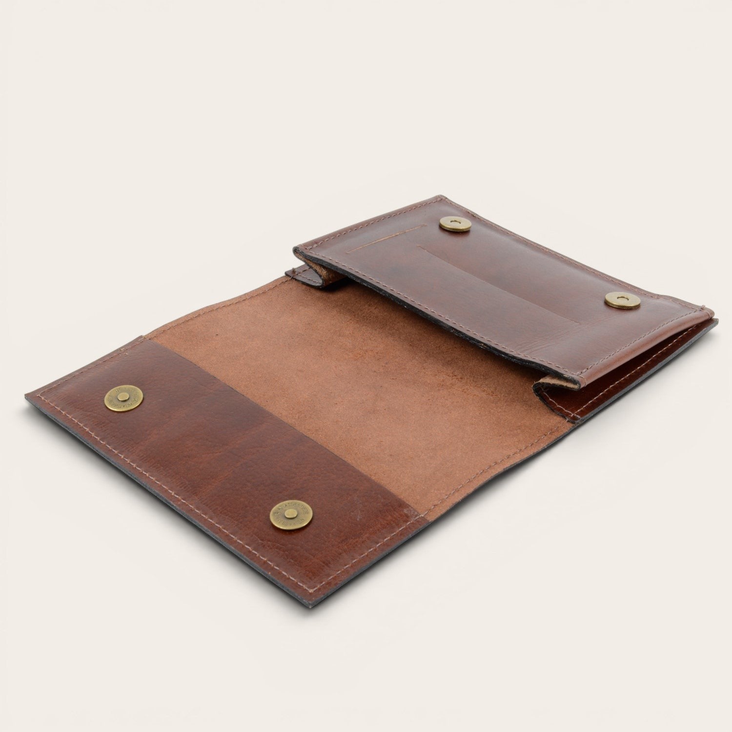 Tabaquera Maipo Castaño de cuero genuino en color castaño con cierres de latón. Accesorio funcional y elegante.