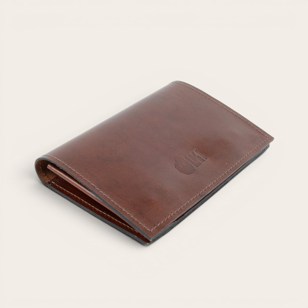 Tabaquera Maipo Castaño de cuero genuino marrón de OLKI con cierre a presión de latón. Diseño compacto y elegante.